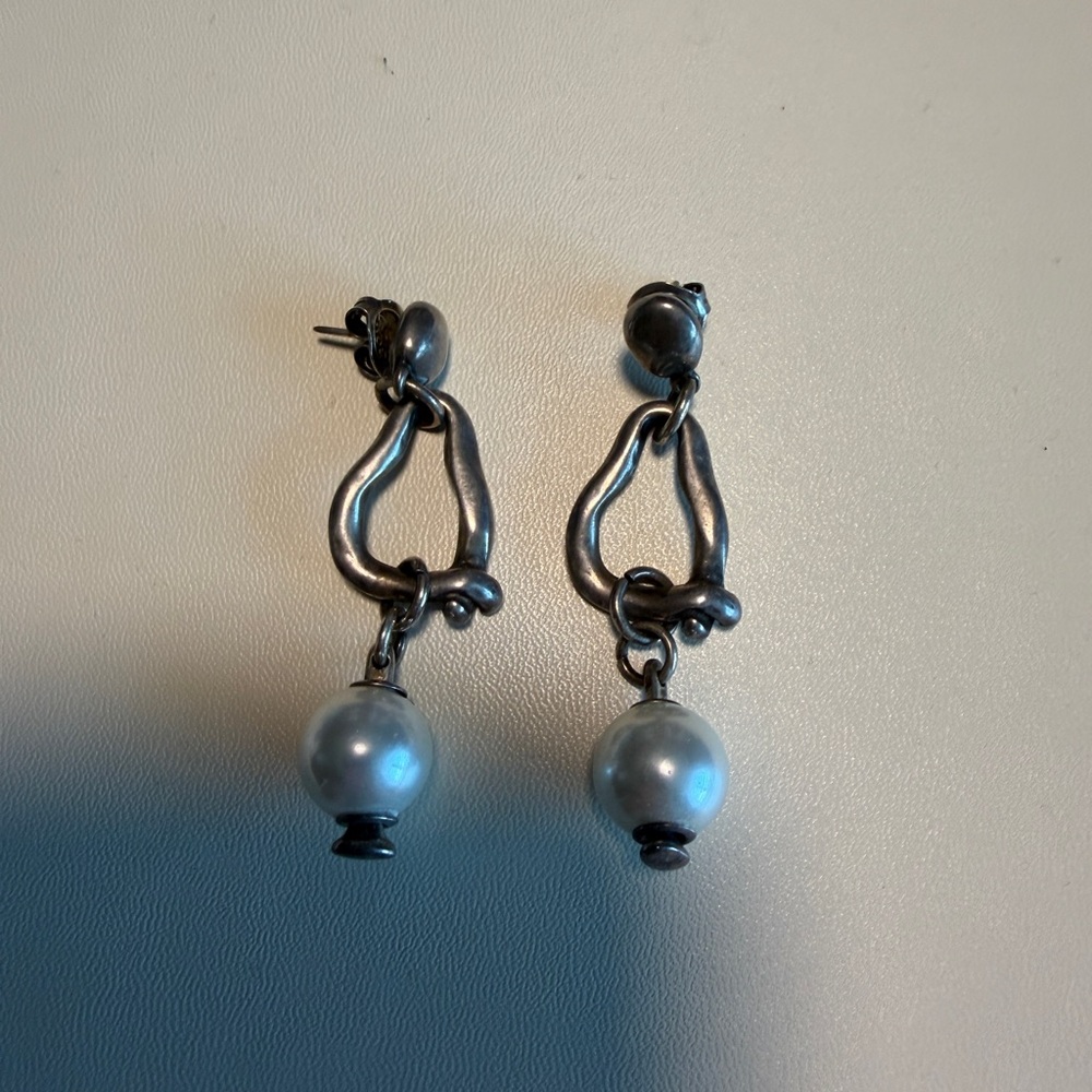 Uno de 50 pearl and silver dangle earrings